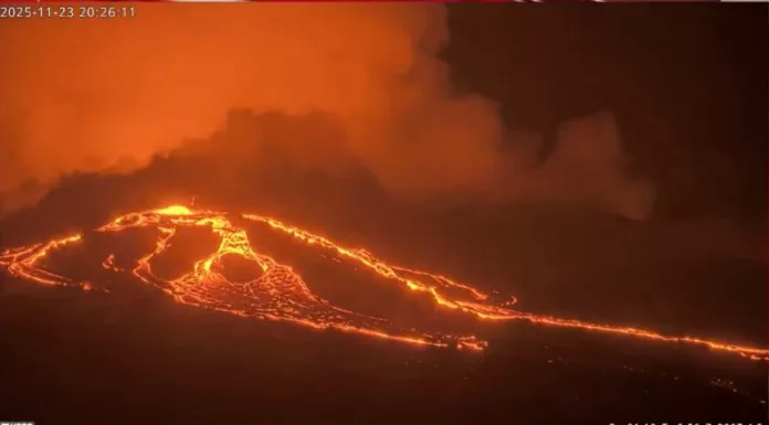 El volcán Kilauea reanudó su actividad eruptiva en Hawái, produciendo nuevos flujos de lava y elevando columnas de ceniza sobre la región.