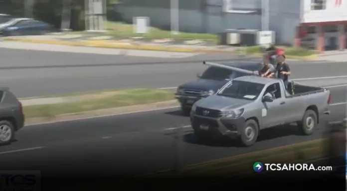 Aunque viajar en la parte trasera de un pick up no está prohibido, hacerlo sin medidas adecuadas puede representar riesgos de accidentes.