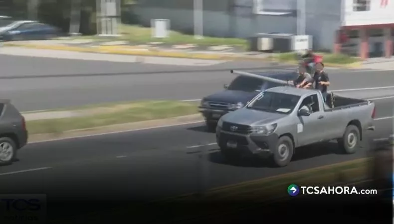 Aunque viajar en la parte trasera de un pick up no está prohibido, hacerlo sin medidas adecuadas puede representar riesgos de accidentes.