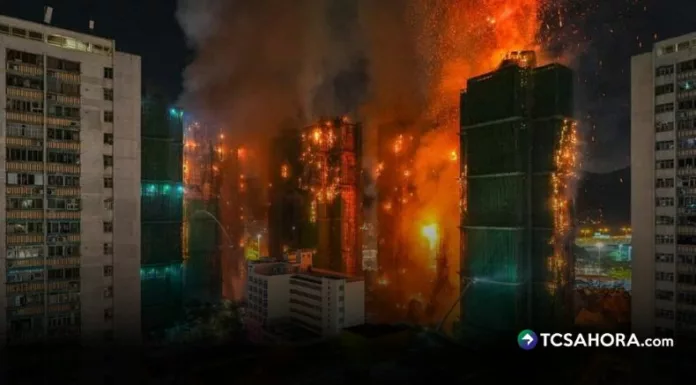 Un incendio de gran magnitud consumió un edificio residencial en Hong Kong dejando al menos 13 personas fallecidas.