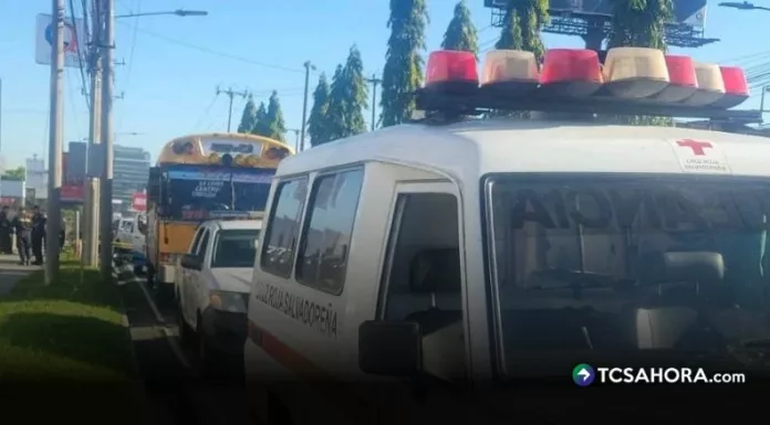 Un hombre murió esta mañana al ser atropellado por un autobús de la ruta 34 en el bulevar Santa Elena, distrito de Antiguo Cuscatlán, La Libertad Este.