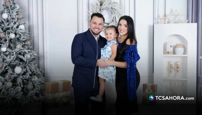 ¡La Navidad llegó a la familia Sibrián Murga y así lo celebraron! Mario Sibrián y Mishelle Murga compartieron una fotografía navideña junto a su hija Mishelita y dejaron un mensaje para todos sus seguidores.