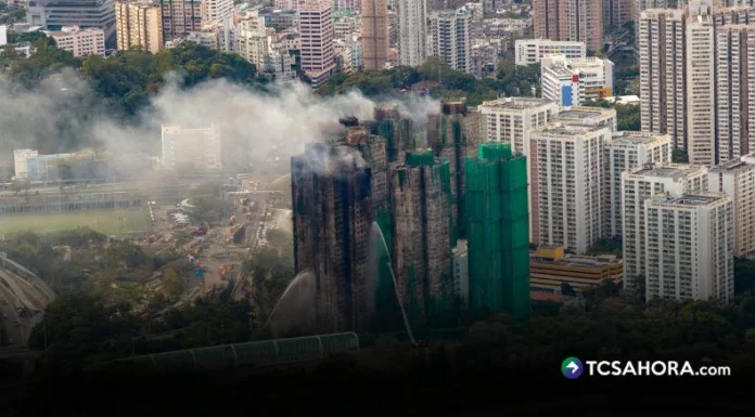 El último balance del incendio en Hong Kong reporta al menos 65 personas fallecidas y más de 250 desaparecidas.