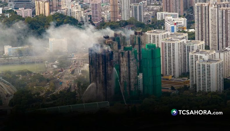 El último balance del incendio en Hong Kong reporta al menos 65 personas fallecidas y más de 250 desaparecidas.