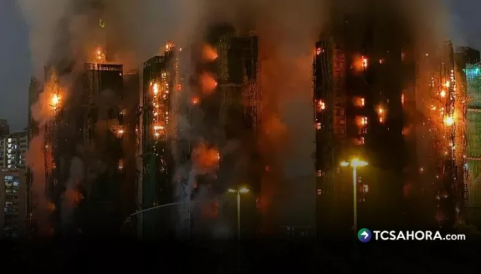 Cifra de fallecidos por incendio en Hong Kong asciende a 128 personas Las autoridades de Hong Kong confirmaron que 128 personas han muerto tras el incendio ocurrido en Wang Fuk Court, en el distrito de Tai Po.