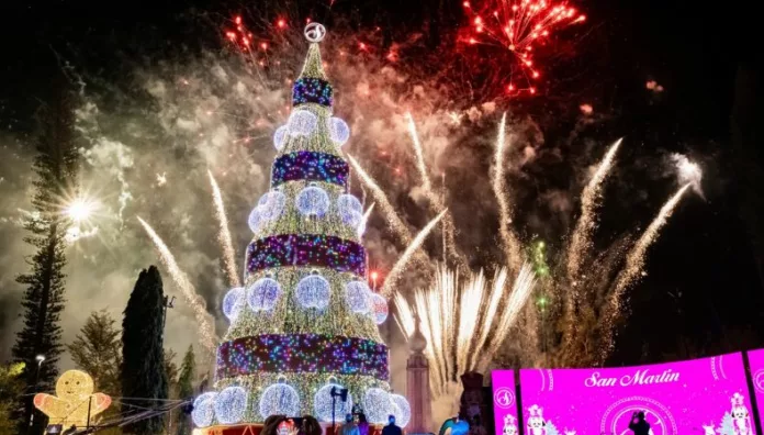 Todo listo para que encienda el árbol navideño de San Martín La noche del sábado 29 de noviembre se iluminará con un nuevo árbol gigante de 50 metros, dando inicio a la temporada navideña .