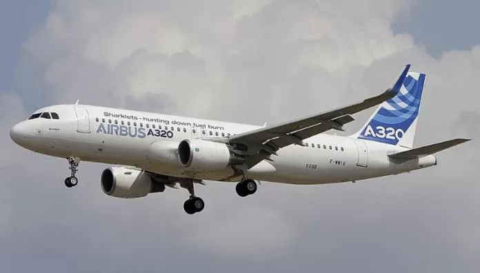 Airbus interviene sus modelos A320, pero unos cien siguen inmovilizados Airbus actualizó de urgencia el programa de navegación de miles de A320. La medida provocó retrasos y cancelaciones de vuelos en todo el mundo.