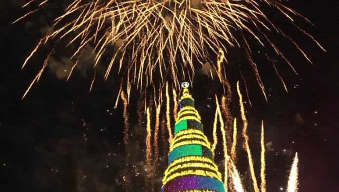 San Martín ilumina la Navidad en Plaza Salvador del Mundo Miles de salvadoreños se reunieron el sábado 29 para acompañar el encendido del árbol de 50 metros y más de medio millón de luces. Hubo música, un show de drones, juegos artificiales y un ambiente que marcó el inicio de la temporada navideña en la capital.