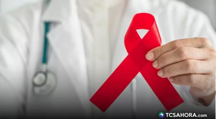 Según los especialistas, el VIH puede pasar desapercibido en sus etapas iniciales, por lo que recomiendan realizarse la prueba periódicamente.