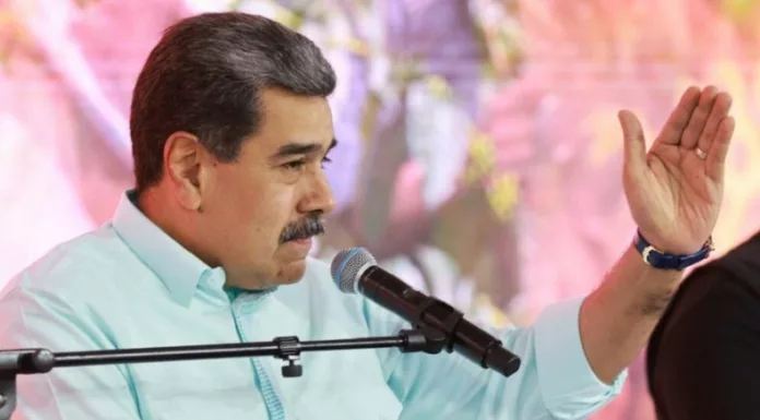 Venezuela volvió a autorizar los vuelos de deportación desde EE. UU., tras suspenderlos por la advertencia de Trump sobre un “cierre total” del espacio aéreo.