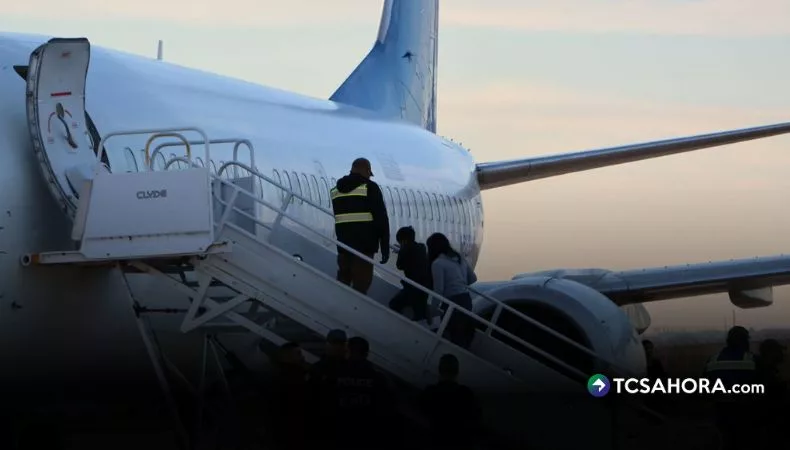 EE. UU. frena procesos de ciudadanía y residencia para cubanos y venezolanos entre otros países Estados Unidos suspendió el procesamiento de solicitudes de inmigración —incluyendo ciudadanía y “green card”— para ciudadanos de 19 países catalogados como “de preocupación”, de acuerdo con un memorando del Servicio de Ciudadanía e Inmigración (USCIS) divulgado el 2 de diciembre.