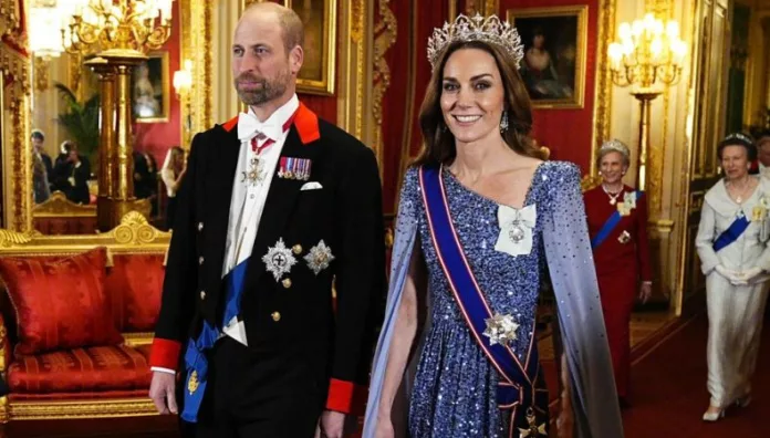Kate Middleton sorprende con tiara de 2,600 diamantes Kate Middleton, princesa de Gales, sorprendió a todos durante una cena de gala en Alemania al lucir una tiara de 2,600 diamantes.