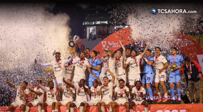 Alajuelense derrotó en tanda de penales al Xelajú de Guatemala y alcanzó por tercera ocasión consecutiva el campeonato.