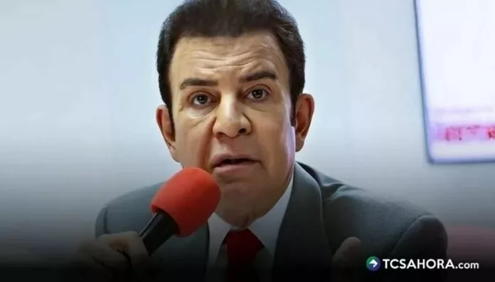 Salvador Nasralla denunció “cambio de datos” en el conteo de votos Salvador Nasralla instó a las autoridades correspondientes a “investigar” a la empresa encargada de divulgar los resultados.