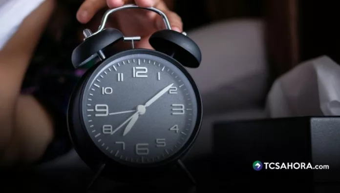 Una persona entre 18 y 65 años, debe tener de 7 a 8 horas de sueño, con un mínimo permitido de 6. La falta de sueño aumenta riesgos a la salud