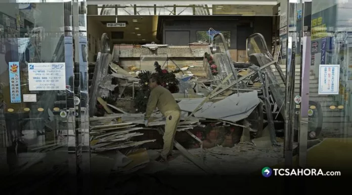 Al menos 50 personas resultaron heridas tras el sismo de magnitud 7.6 que afectó la costa norte de Japón el lunes.