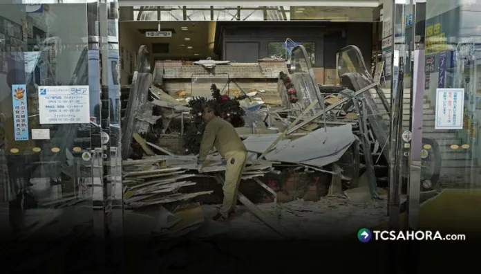 Japón Al menos 50 heridos tras sismo de magnitud 7.6 Al menos 50 personas resultaron heridas tras el sismo de magnitud 7.6 que afectó la costa norte de Japón el lunes.