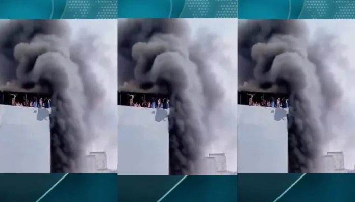 Al menos 22 muertos en incendio de edificio corporativo en Yakarta, Indonesia Al menos 22 personas murieron en un incendio en un edificio de Yakarta que albergaba oficinas de Terra Drone, reconocida empresa de drones.