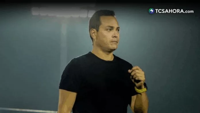 FAS confirma la salida de Cristian Flores como técnico del equipo El técnico mexicano, Cristian Flores, presentó su renuncia como técnico de Club Deportivo FAS tras la eliminación ante CD Cacahuatique.