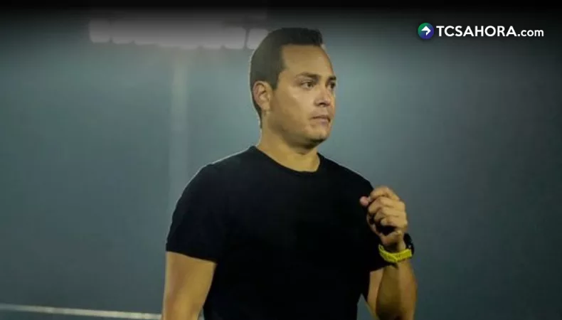 FAS confirma la salida de Cristian Flores como técnico del equipo El técnico mexicano, Cristian Flores, presentó su renuncia como técnico de Club Deportivo FAS tras la eliminación ante CD Cacahuatique.