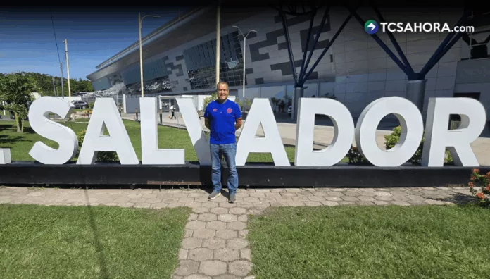 Fuga masiva en FAS, su Director Deportivo también renuncia Club Deportivo FAS dio a conocer la renuncia del hasta ahora Director Deportivo, Efraín Flores tras la eliminación ante CD Cacahuatique.