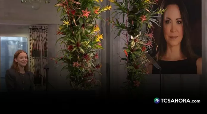 Ana Corina Sosa, hija de María Corina Machado, recibió este miércoles el Premio Nobel de la Paz en el Ayuntamiento de Oslo en nombre de la dirigente opositora venezolana, quien no pudo llegar a tiempo a Noruega.