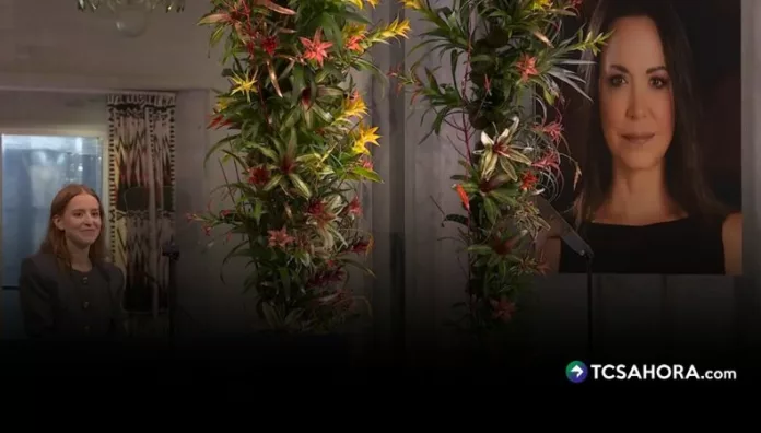 Hija de Corina Machado recibe Nobel de la Paz Ana Corina Sosa, hija de María Corina Machado, recibió este miércoles el Premio Nobel de la Paz en el Ayuntamiento de Oslo en nombre de la dirigente opositora venezolana, quien no pudo llegar a tiempo a Noruega.