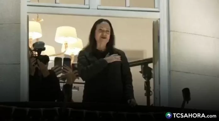 María Corina Machado salió al balcón de su habitación en el Grand Hotel Oslo y saludó a decenas de seguidores que la esperaban en la calle.