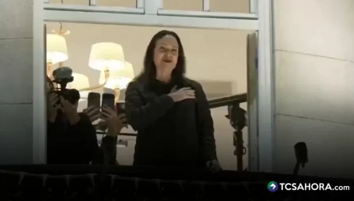 María Corina Machado ¡Oslo, aquí estoy! María Corina Machado salió al balcón de su habitación en el Grand Hotel Oslo y saludó a decenas de seguidores que la esperaban en la calle.