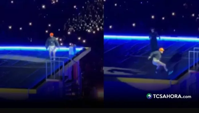 Bad Bunny sufre una caída en su primer concierto en México El “DeBí TiRAR MáS FOToS World Tour” arrancó en el Estadio GNP, pero un momento arriba del techo de “La Casita” tomó por sorpresa a miles de fans.