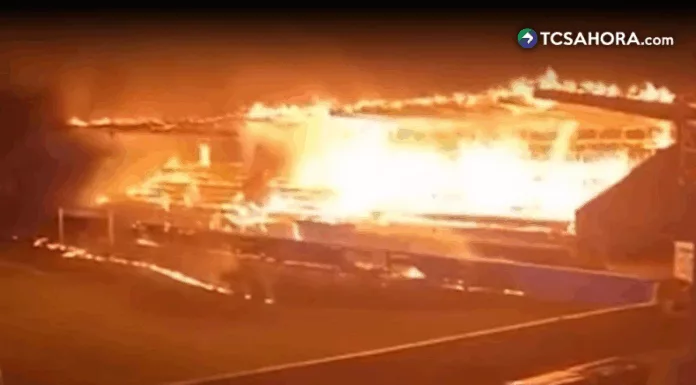 El FC Haka descendió a la Segunda División en Finlandia y tres aficionados provocaron un incendio en las tribunas del estadio.