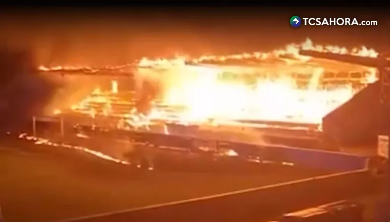 El FC Haka descendió a la Segunda División en Finlandia y tres aficionados provocaron un incendio en las tribunas del estadio.