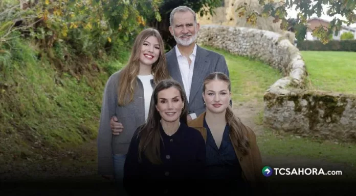 Los reyes Felipe VI y Letizia compartieron su postal navideña oficial con una fotografía familiar tomada en Valdesoto, Asturias.