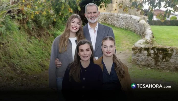 Desde Valdesoto, los Reyes de España comparten su postal navideña Los reyes Felipe VI y Letizia compartieron su postal navideña oficial con una fotografía familiar tomada en Valdesoto, Asturias.