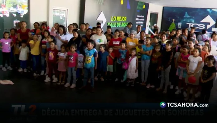 El Foro 4 de TCS se llenó de alegría con la décima entrega de “Juguetes por Sonrisas” Más de cuatro mil niñas y niños de comunidades de Sonsonate fueron los beneficiados en esta décima entrega.