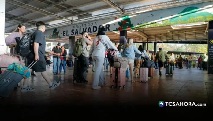 Proyectan que flujo de pasajeros será de 800 mil solo en diciembre Para la temporada alta de diciembre, en el Aeropuerto Internacional de El Salvador trabajarán 1,800 personas, en turnos de 24 horas.