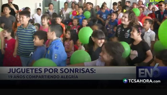 “Juguetes por Sonrisas” beneficia a 4,146 niños y niñas de San Salvador La entrega número 12 de la campaña “Juguetes por Sonrisas” se llevó a cabo en el Foro 4 de TCS. En esta ocasión, 4,146 niños provenientes de distintas asociaciones comunales, parroquias, fundaciones y comunidades del departamento de San Salvador, fueron los beneficiados.