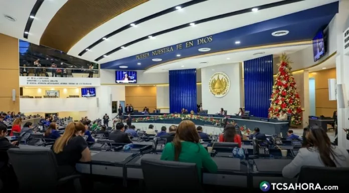 Con 57 votos a favor, los diputados aprobaron reformar la Constitución para extender a 6 años el periodo de los magistrados del TSE.