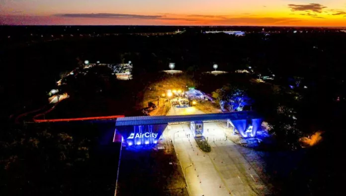 Presidente Bukele coloca primera piedra del hub Air City Air City es el nuevo hub logístico aeroportuario que busca fortalecer la conexión entre El Salvador y el resto del mundo.