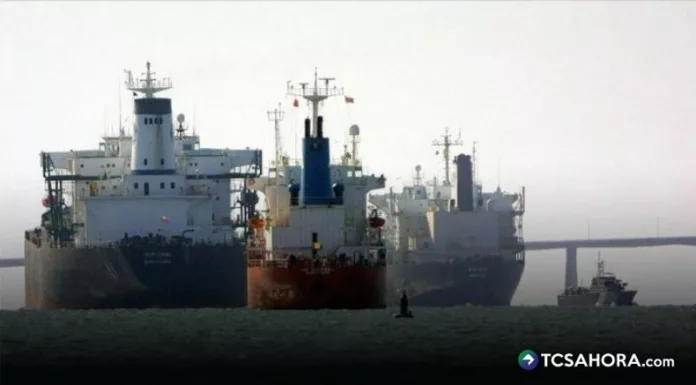 Donald Trump ordenó este martes un bloqueo total a los barcos petroleros sancionados que entran y salen de Venezuela.