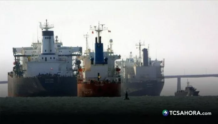 Trump ordena bloqueo total a los barcos petroleros que entran y salen de Venezuela Donald Trump ordenó este martes un bloqueo total a los barcos petroleros sancionados que entran y salen de Venezuela.