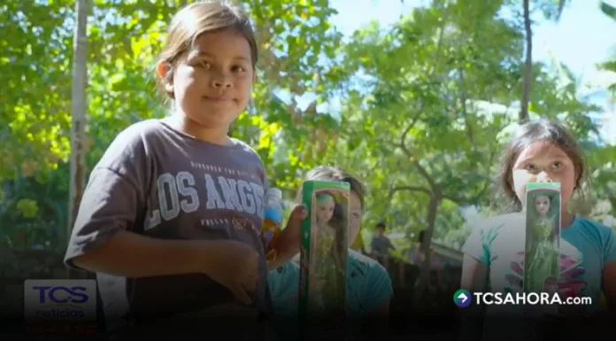 Más de 100 niños y niñas de cinco comunidades del departamento de La Libertad fueron beneficiados durante la decimotercera entrega de la campaña “Juguetes por Sonrisas”.