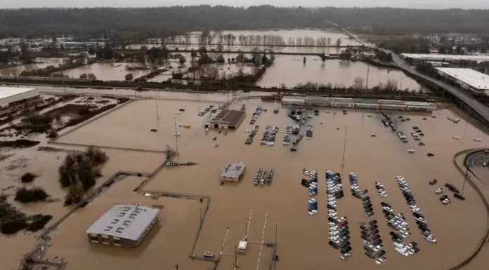 Las lluvias registradas en los últimos días en Washington causaron el colapso de varios diques provocando que los ríos se desbordaran.