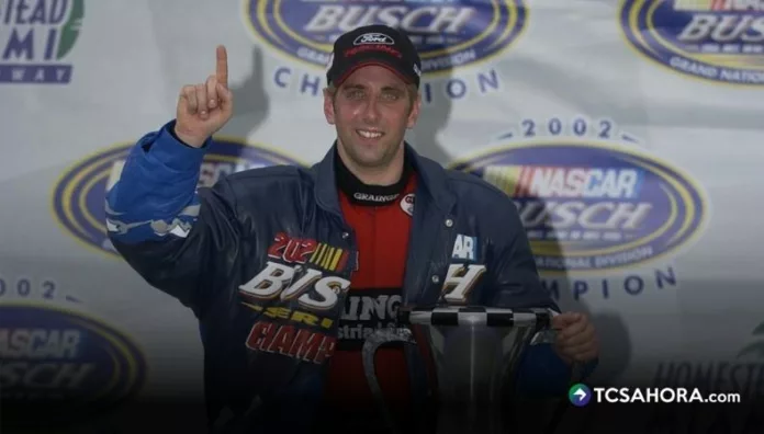 Muere expiloto de la NASCAR, Greg Biffle y su familia en accidente de avión Greg Biffle fue uno de los pilotos más destacados de NASCAR, con más de 50 victorias en categorías del automovilismo estadounidense.