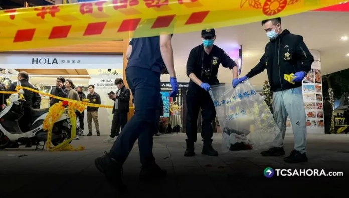 Taiwán Al menos tres muertos y nueve heridos tras ataque con bombas de humo y cuchillo Tres muertos y al menos nueve heridos dejó este viernes un ataque con cuchillo y granada de humo en Taipéi, capital de Taiwán.