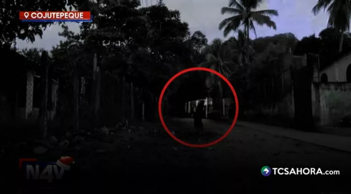 En Cojutepeque, la noche guarda un secreto que aterra a generaciones. El Padre sin Cabeza aún ronda los caminos en busca de almas desprevenidas.