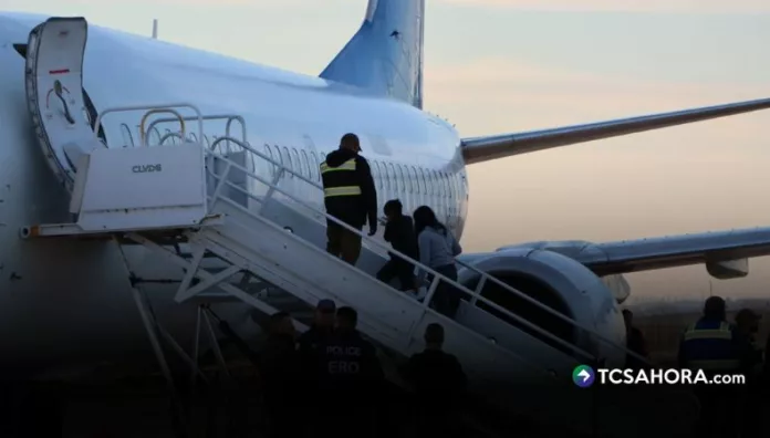 EE. UU. eleva a $3,000 el incentivo para la autodeportación antes de fin de año Estados Unidos elevó a $3,000 el incentivo de autodeportación para inmigrantes indocumentados antes del 31 de diciembre.