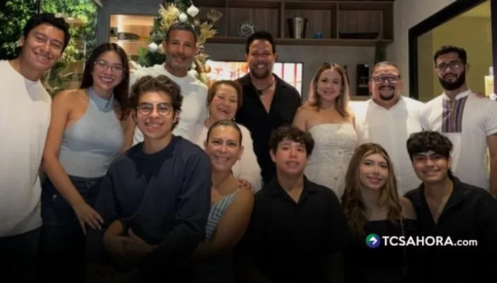 Billy Calderón adelanta la Navidad con una celebración en familia Antes de viajar y pasar las fiestas fuera del país, el conductor de “Viva la Mañana” decidió adelantar la Navidad junto a sus seres más cercanos.