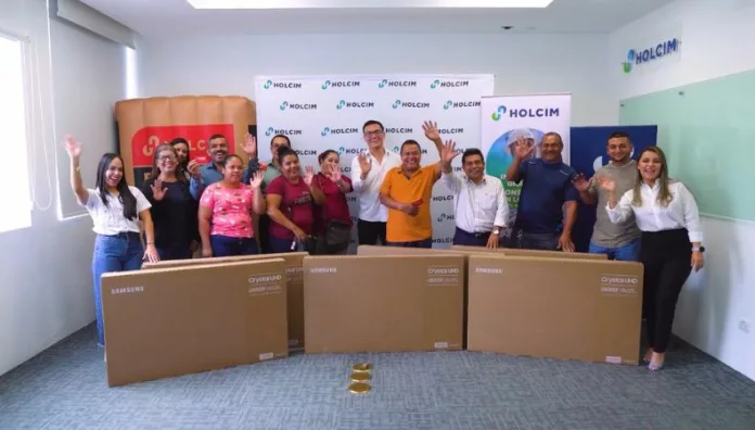 Holcim premió a más de 70 clientes con su promoción navideña Holcim finalizó su promoción “Construye tu Navidad” con la entrega de pantallas Smart TV, vales y otros premios, reconociendo la confianza de sus clientes que participaron en todo el país.