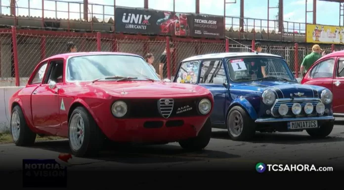 El autódromo “El Jabalí” se convirtió en escenario de una exposición de autos clásicos que llevó a la pista vehículos de distintas épocas.